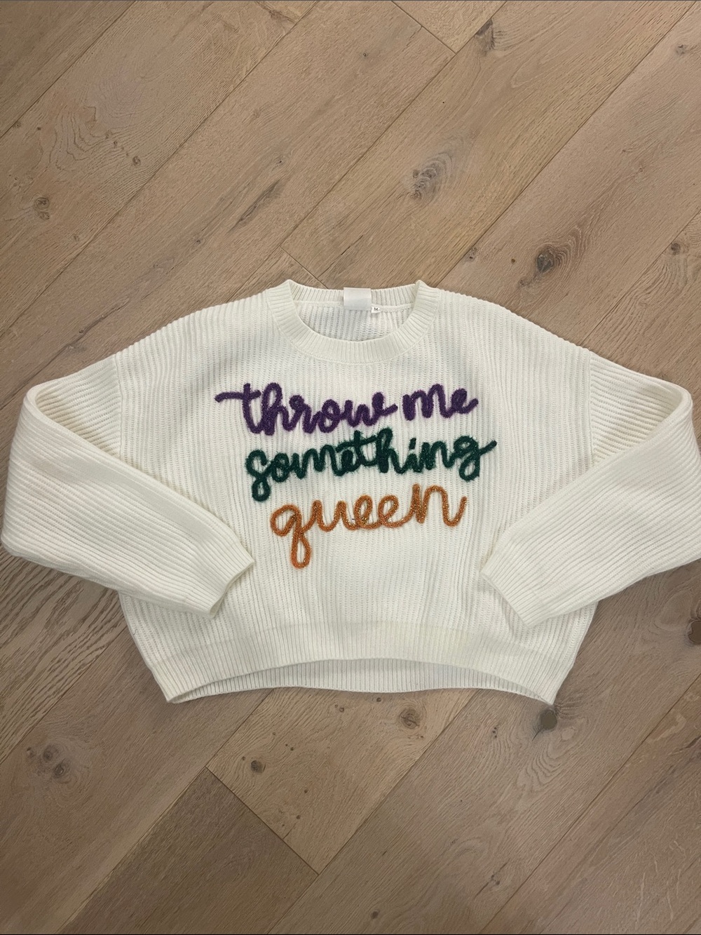 QUEEN OF SPARKLES throw me something queen White Crewneck Sweater size medium